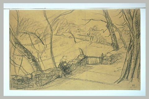 Bretonne assise sur le muret en bordure d'un champ, bordé d'arbres, image 2/2