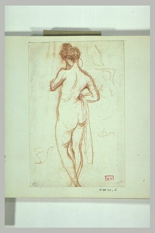 Femme nue, de dos, de trois quarts à gauche, main droite sur la hanche