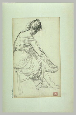 Femme assise sur une chaise, de dos, de trois quarts, les jambes croisées, image 1/1
