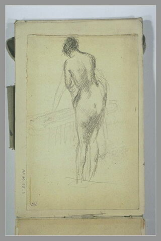 Femme nue, de dos, debout devant une baignoire