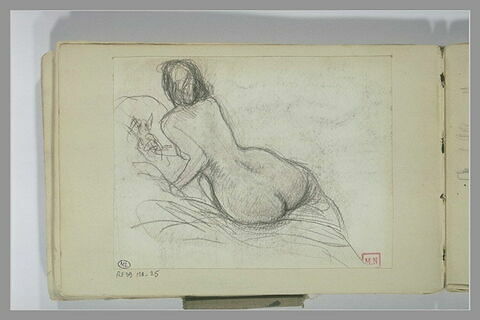 Femme nue assise, de dos, en biais, sur le bord d'un lit, image 1/1