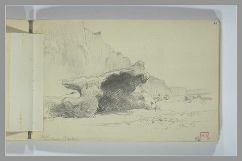 Bords de mer avec gros rochers au premier plan et falaises dans le fond, image 1/1