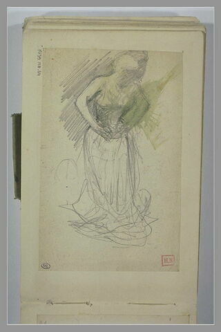 Femme debout, de trois quarts vers la droite, ajustant son corset, image 1/1