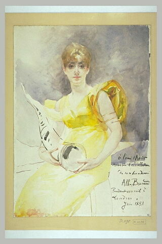 Femme assise, de face, vêtue d'une robe jaune et tenant une corne