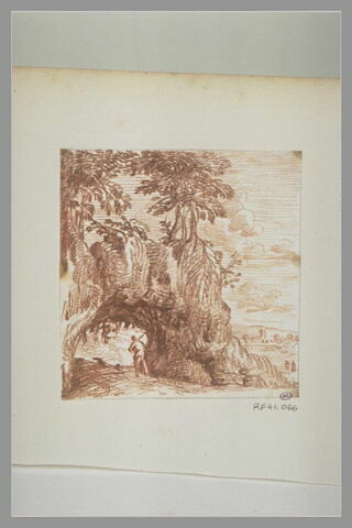 Figure sur une route enjambé par un pont rocheux, image 2/2