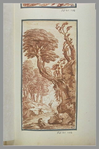 Figure se reposant au pied d'un rocher supportant un arbre tordu, image 2/2