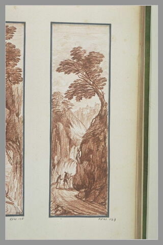 Deux figures sur une route bordée de rochers et d'arbres, image 2/2