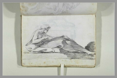 Femme au buste nu, vue à demi-allongée de profil à droite, les jambes..., image 1/1