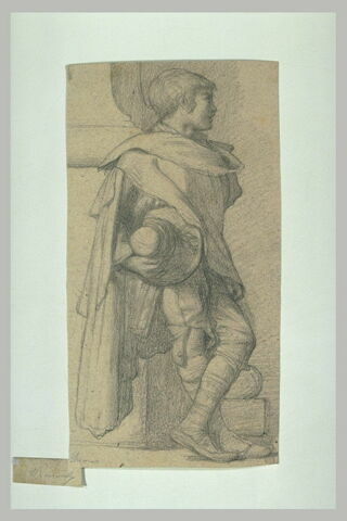 Jeune garçon adossé à un pilier, avec grande cape et chapeau, image 1/1