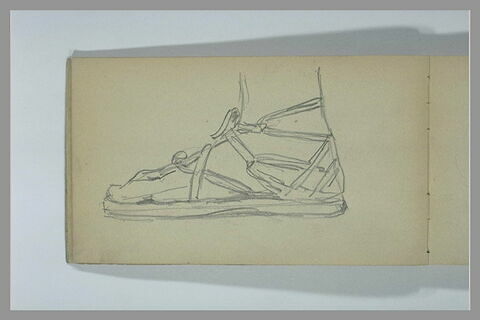 Un pied chaussé d'une sandale antique