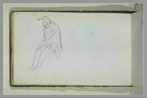 Un soldat assis, les coudes sur les genoux ; figure assise, de dos, image 1/1