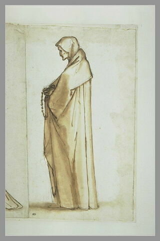 Femme debout, enveloppée dans un manteau et tenant un chapelet