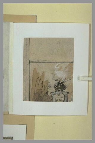 Partie d'un socle portant une cassolette, image 1/1