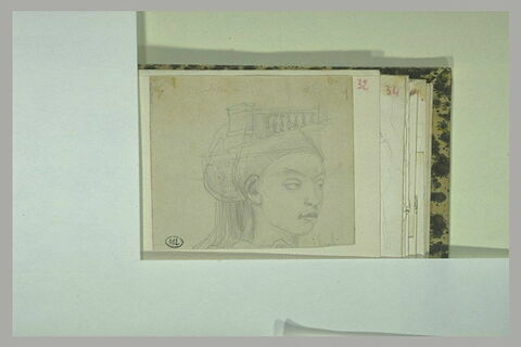 Tête de femme ; élément d'architecture