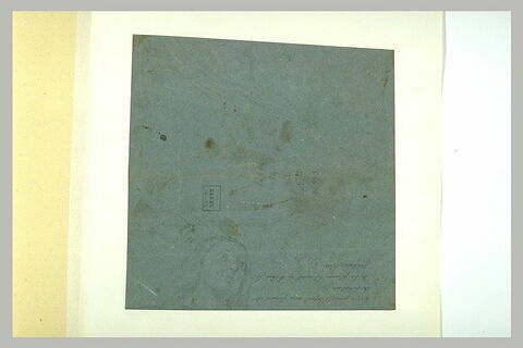 Tête de femme, le regard tourné vers le ciel, image 2/2