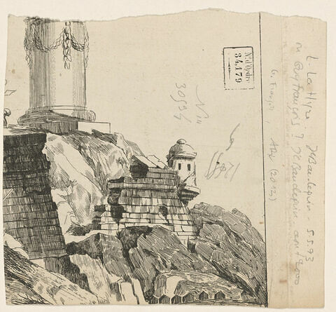 Fortifications en ruines et base de colonne