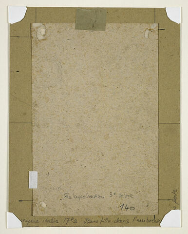 Jeune fille dans l'embrasure d'une porte, image 2/3