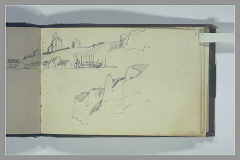 Maisons et bâtiments bordant la plage avec la carène d'un bateau, image 1/2