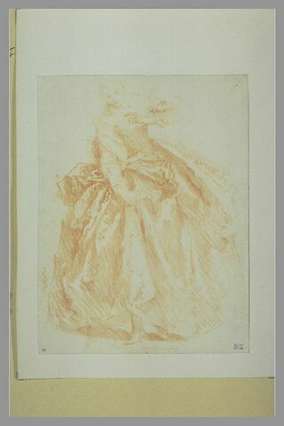 Femme, debout, le buste incliné, relevant sa robe de la main droite