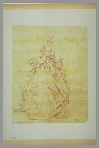 Femme vêtue d'une robe, debout, de profil vers la gauche, tournant la tête