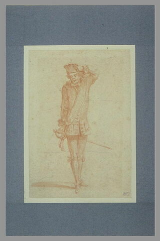 Soldat, debout, portant la main à son chapeau, et tenant une épée