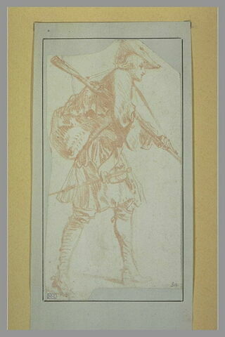 Soldat armé d'un fusil et d'une épée, marchant vers la droite, image 1/1