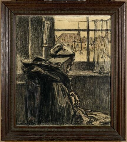 Vieille femme priant, assise devant une fenêtre