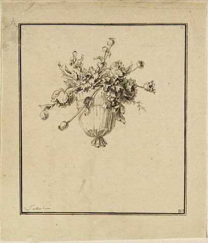 Pivoines, tulipe et pavots dans un vase drapé entouré d'un ruban