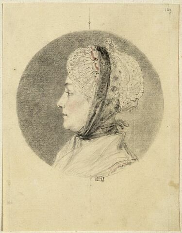 Portrait de femme de profil à gauche portant un bonnet, dans un médaillon