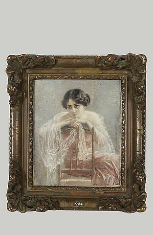 Portrait d'une jeune femme assise, image 1/1