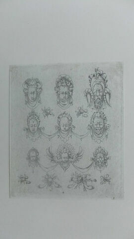 Neuf têtes et six petits fleurons de fruits, la tête du haut à droite est casquée, image 1/2