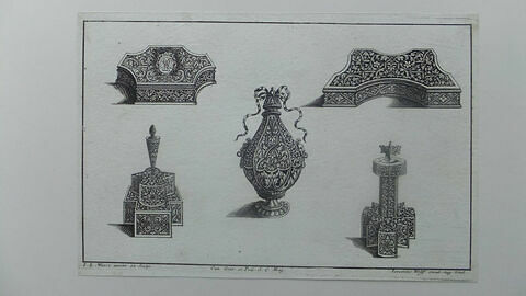 Cinq ornements, objets de bijouterie, un vase avec couvercle à rubans au milieu