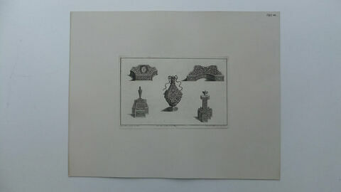 Cinq ornements, objets de bijouterie, un vase avec couvercle à rubans au milieu, image 2/2