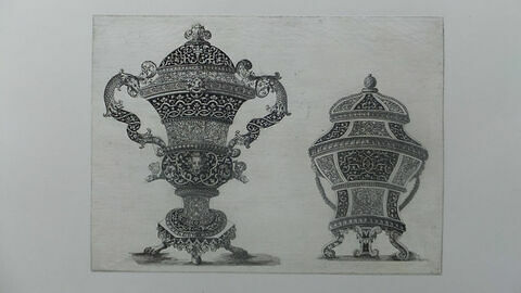 Deux vases (sur la même feuille), image 1/2