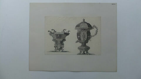 Deux vases dont un a un chiffre enlaçé dans le bas, image 2/2