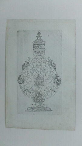 Suite de vases et modèles d'orfèvrerie, image 1/2