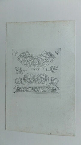 Suite de vases et modèles d'orfèvrerie, image 1/2