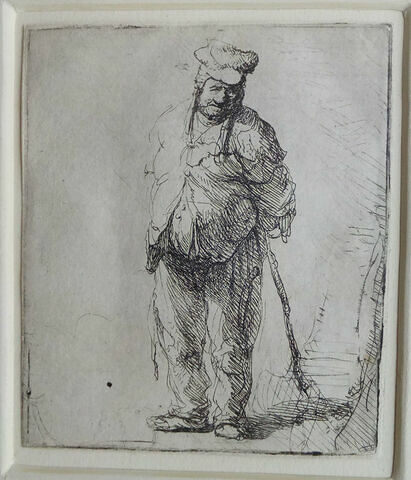 Paysan déguenillé, les mains derrière le dos, image 1/2