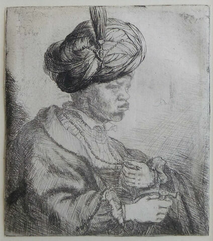 Portrait d'homme au turban avec un médaillon dans sa main gauche, image 2/3