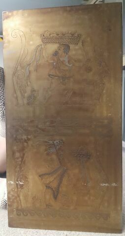 Peinture des deux côtés d'un vase. Face : acteur portant une torche et une corbeille sur sa tête. Revers : femme faisant un sacrifice sur un tombeau, image 1/1