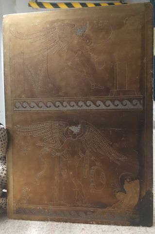 Peintures des deux côtés d'un vase forme campane : Génies funèbres ailés, hermaphrodites., image 1/1