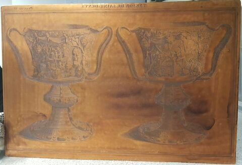 Vase d'agate orientale vue des deux côtés, et de la grandeur de l'original donné par le roi Charles III.