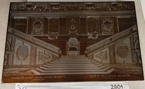 Vue intérieure du Grand escalier de Versailles, opposé à l'entrée