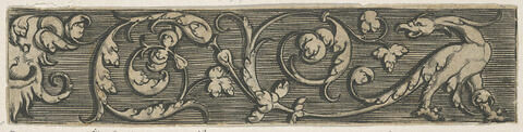 Frise d'ornements avec un aigle chimérique à droite et la tête d'un lion à gauche