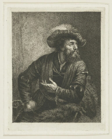 Homme assis, le poing sur la hanche, semblant converser, image 1/1