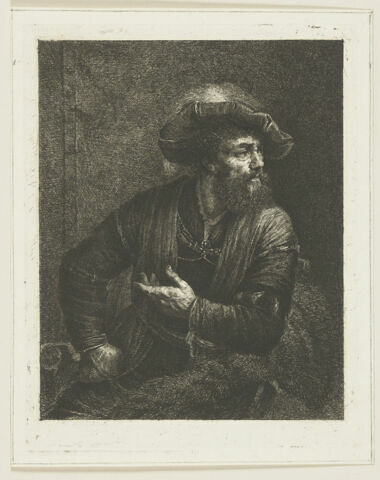 Homme assis, le poing sur la hanche, semblant converser, image 1/1