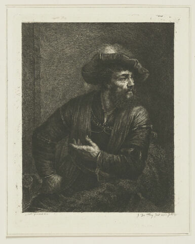 Homme assis, le poing sur la hanche, semblant converser, image 1/1