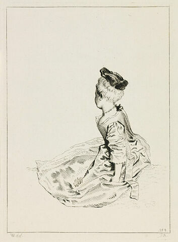 Petite fille au profil perdu assise à terre, la main gauche cachée dans les plis de sa jupe, image 1/1