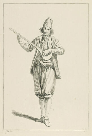 Jeune homme debout, vu de face, jouant du tanboura