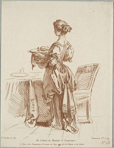 Jeune femme de dos, portant un plat, image 1/2